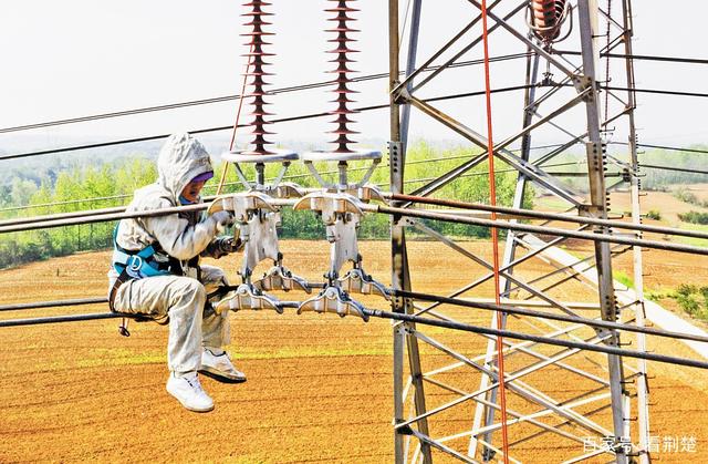 三峡万伏高压线上的空中带电抢修(图1) 三峡万伏高压线上的空中带电抢修(图1)